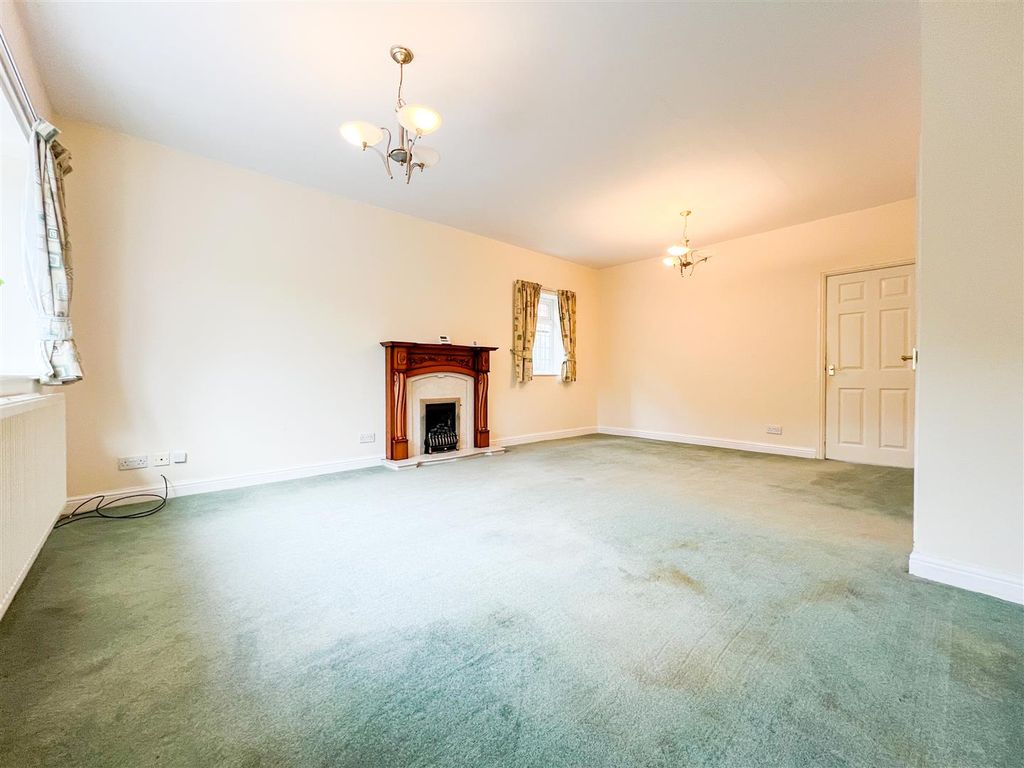 Property photo 3 of 14 Sitting / Dining Room