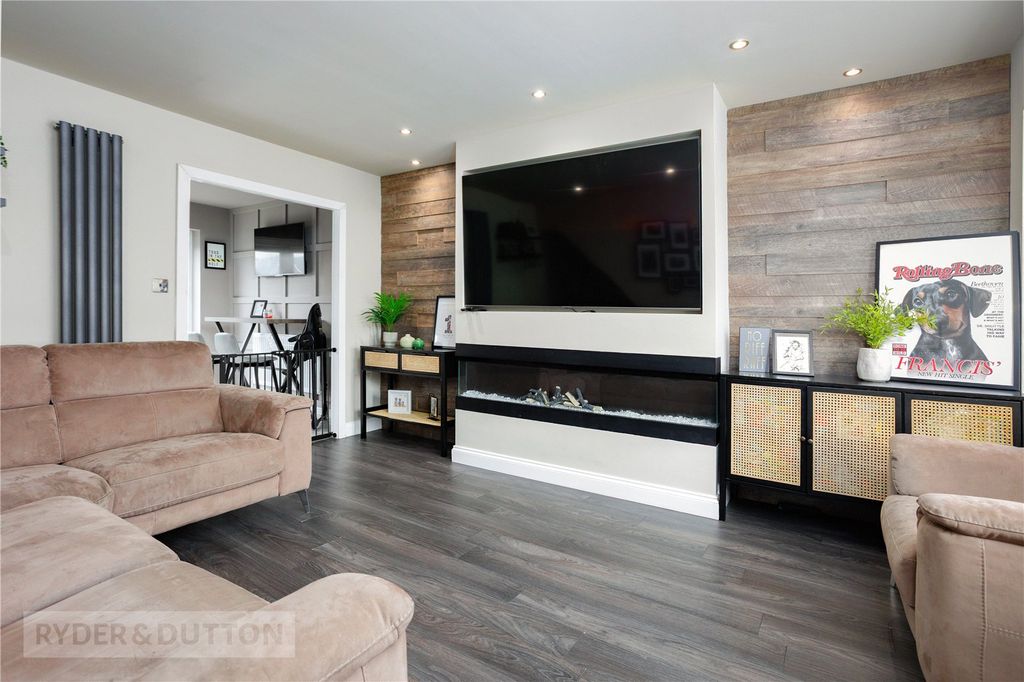 Property photo 2 of 24 Lounge