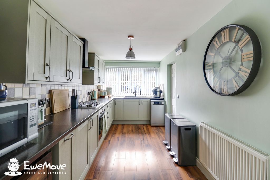 Property photo 3 of 19 Kitchen
