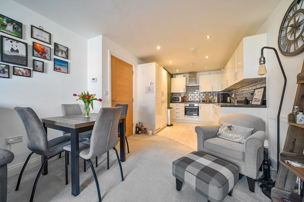 Additional image 9 of 2 bed flat for saleCarter Court, Hook RG27
