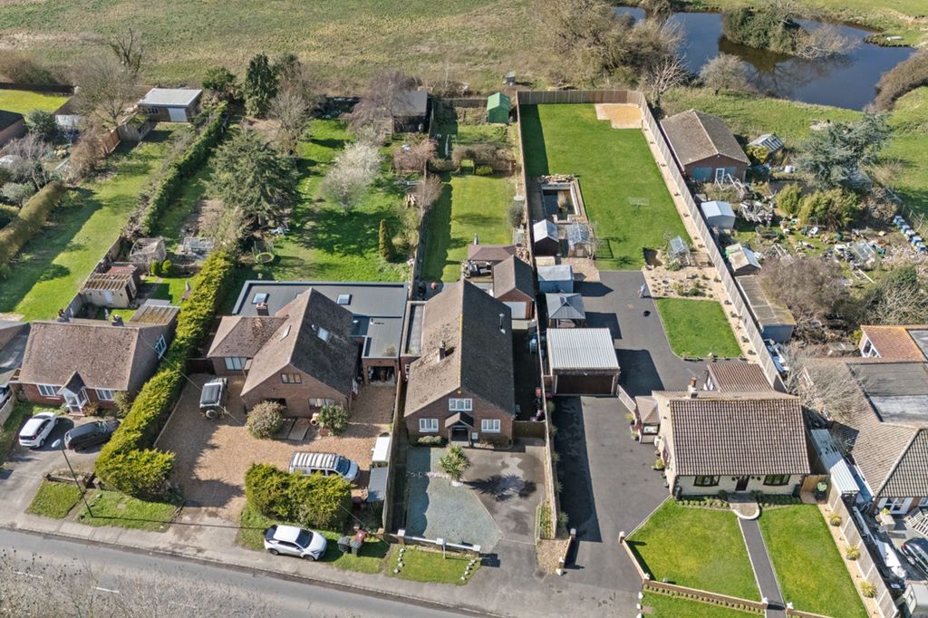 Property photo 2 of 27