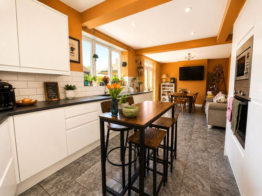 Property photo 3 of 17 Kitchen