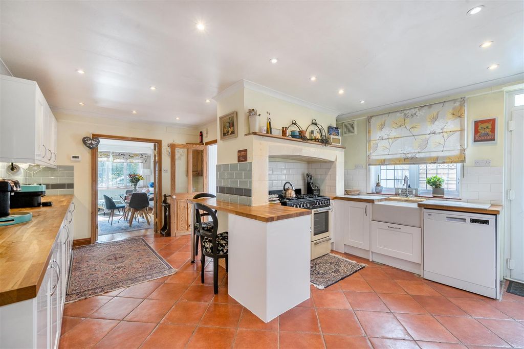 Property photo 2 of 32 Kitchen/Breakfast Room