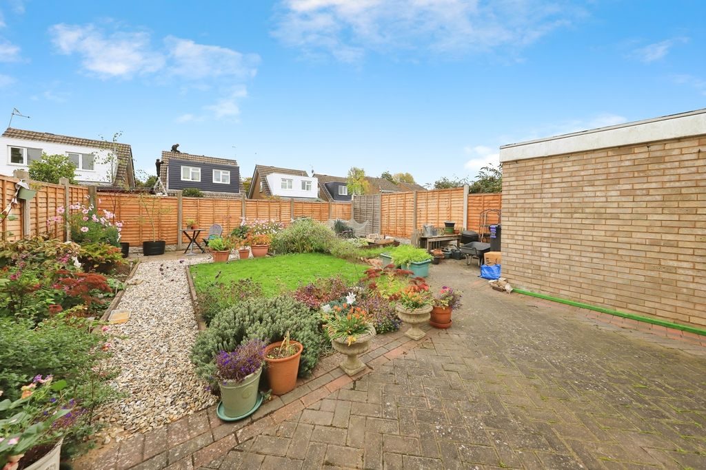 Property photo 3 of 8 Gardens