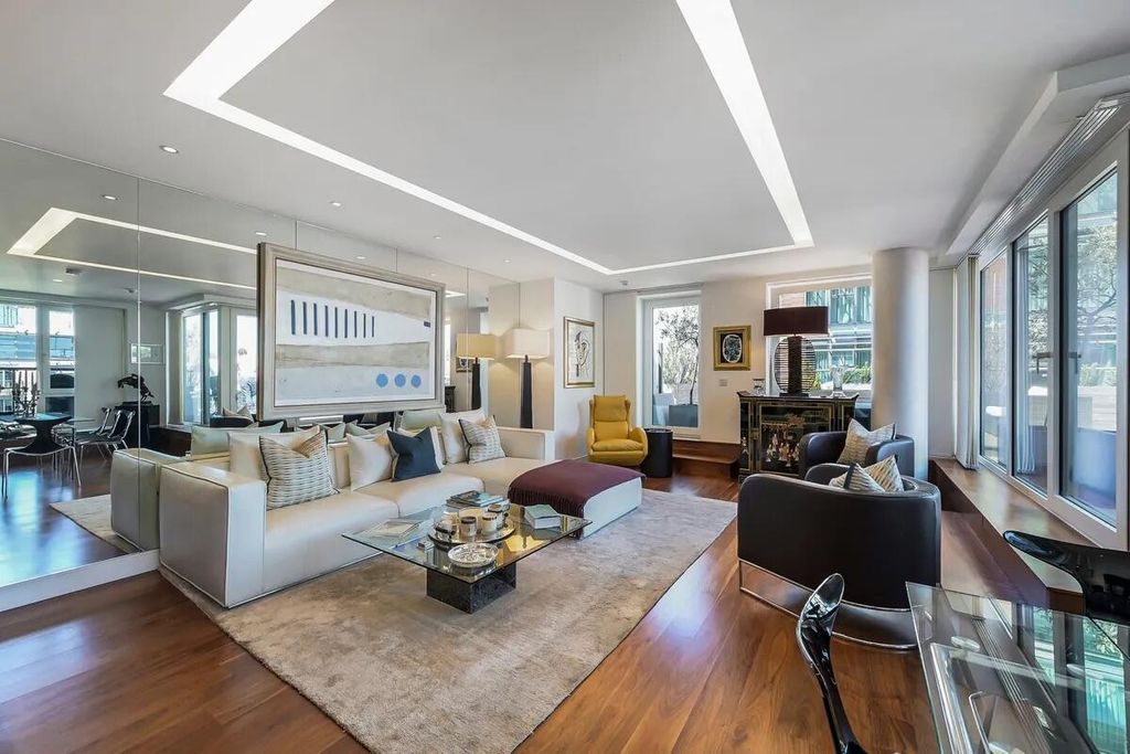 Property photo 1 of 22 Living Room