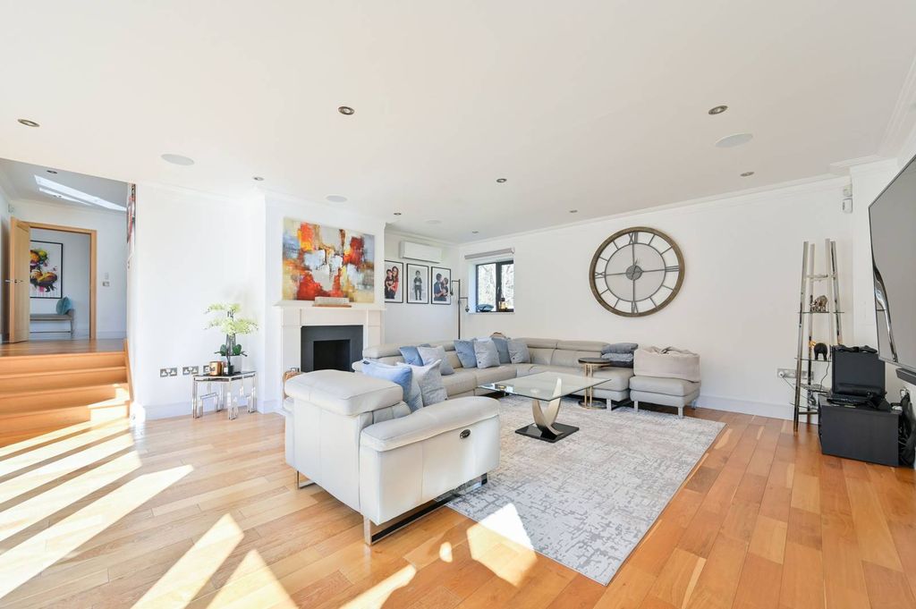 Property photo 3 of 47