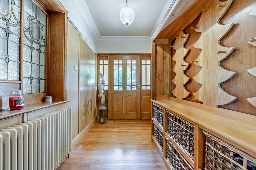 Property photo 3 of 30 Entrance Hall