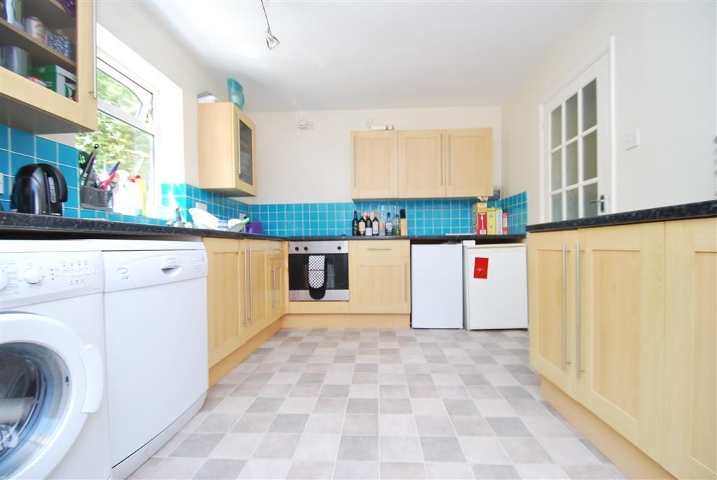 Property photo 3 of 10 Kitchen