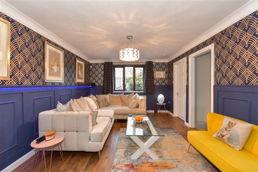 Property photo 1 of 18 Lounge