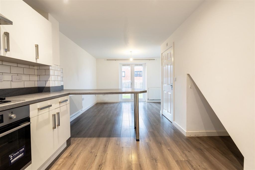 Property photo 2 of 8 Living Room / Kitchen Diner