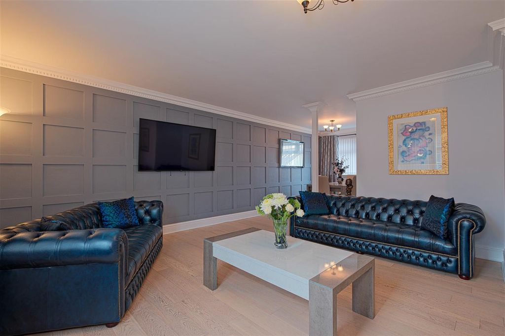 Property photo 2 of 28 Lounge