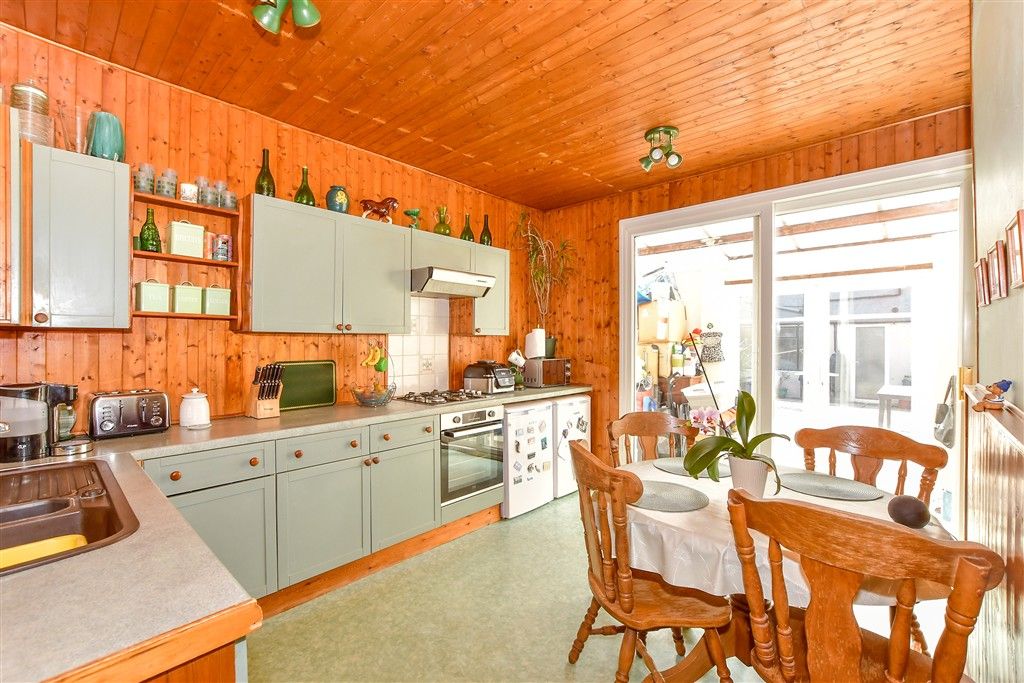 Property photo 3 of 11 Kitchen