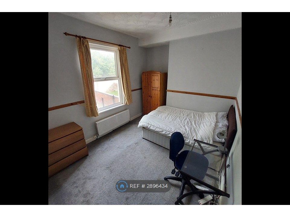 Property photo 2 of 11 Room 2 @ £475Pcm