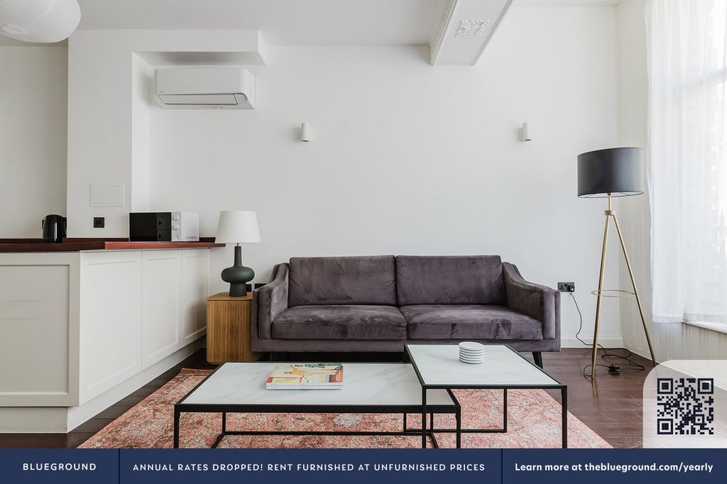 Property photo 3 of 21 Living Room