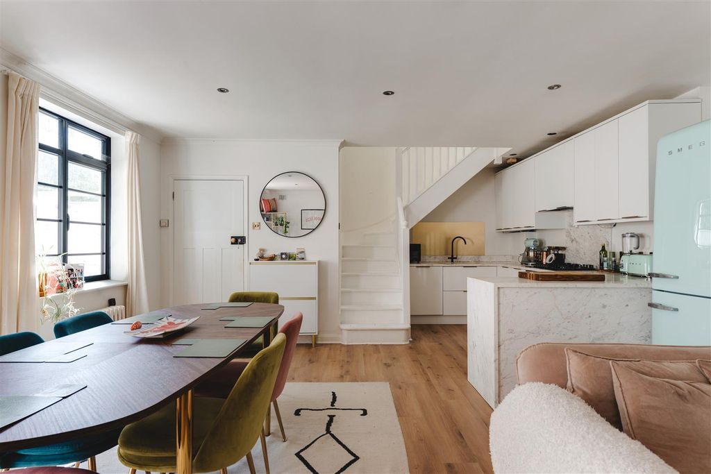 Property photo 2 of 34 St Thomas Place-5.Jpg