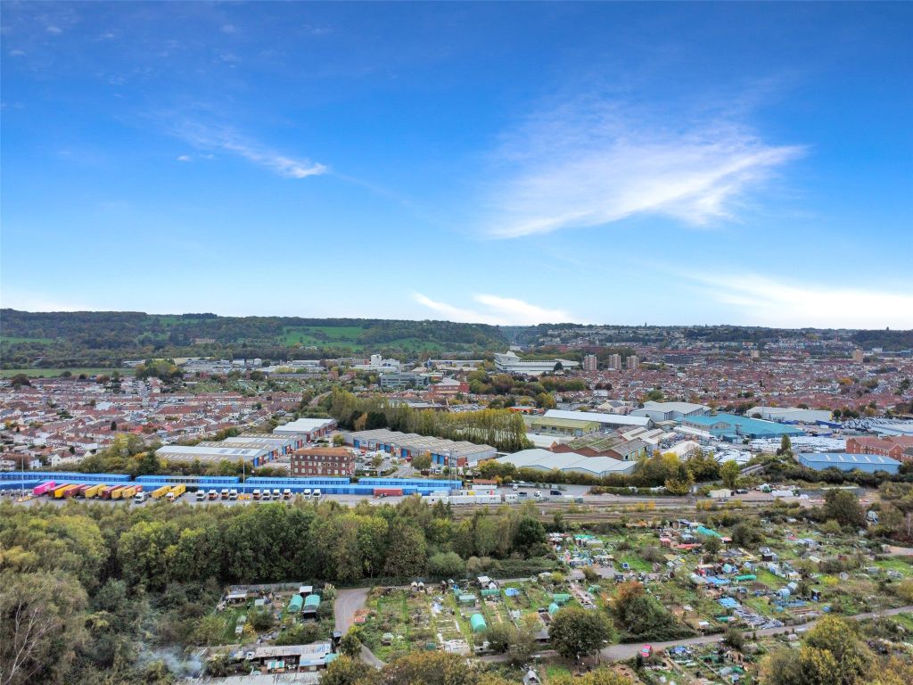 Property photo 2 of 14 Picture No. 18