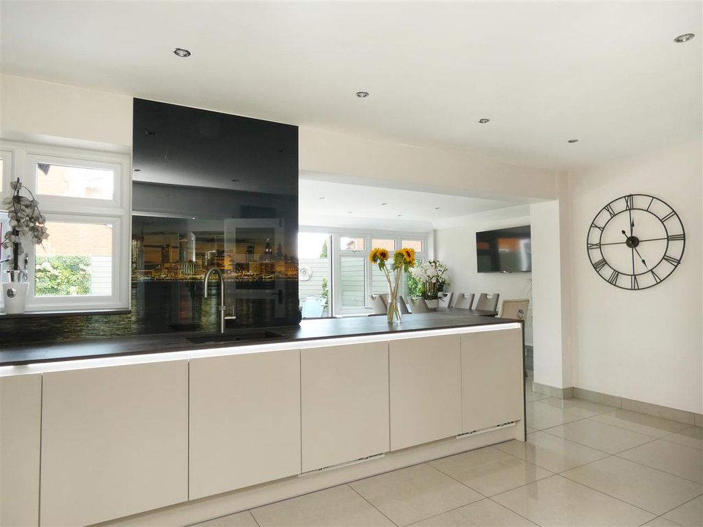 Property photo 2 of 31