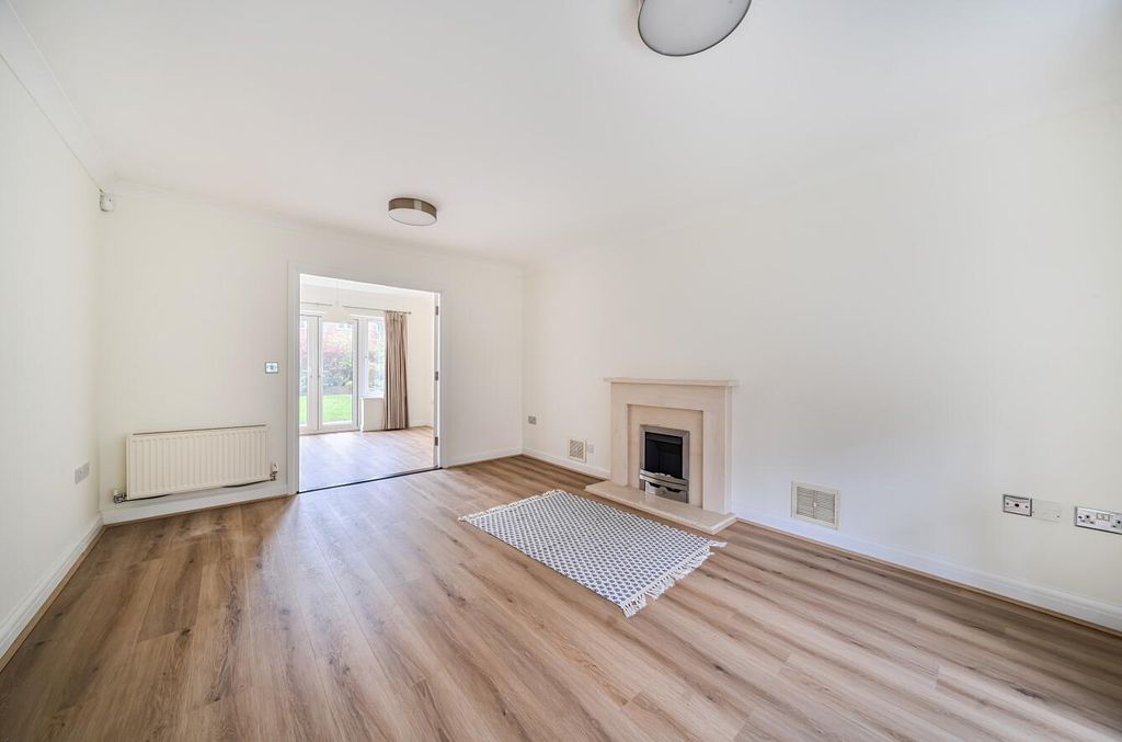 Property photo 2 of 17 Davidson Frost-Wellings, Dfw, Stanmore, Padelford