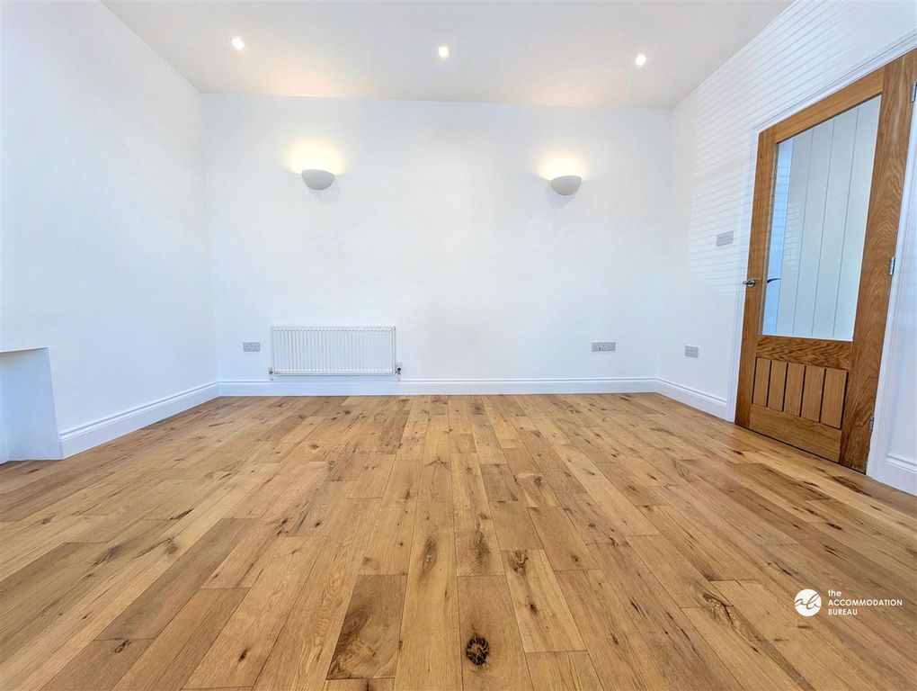 Property photo 3 of 19 Lounge