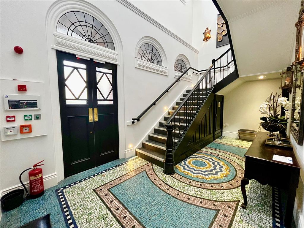 Property photo 1 of 19 Entrance Hall