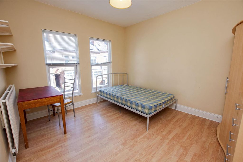 Property photo 3 of 7 Approach