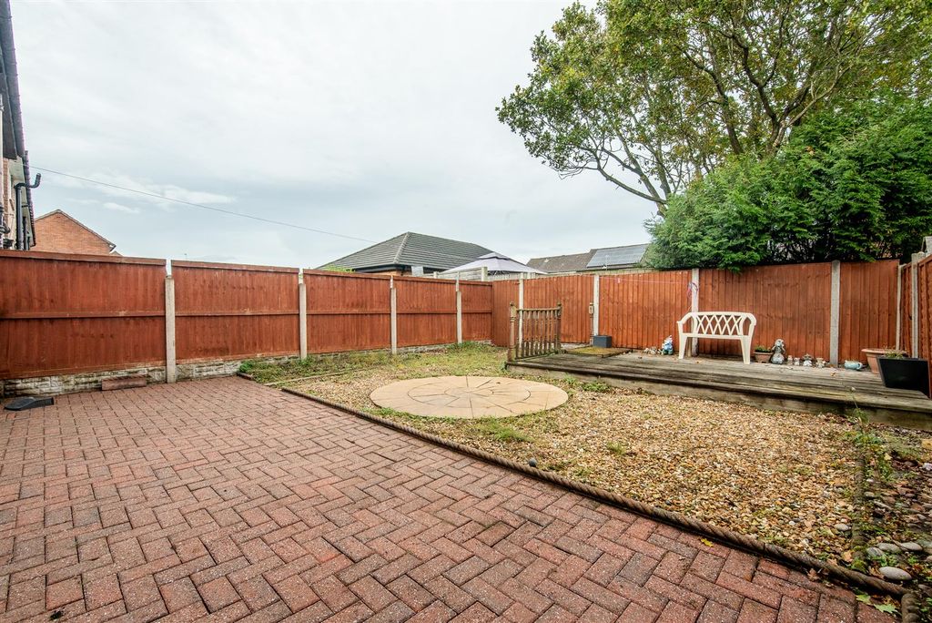 Property photo 2 of 17 Garden