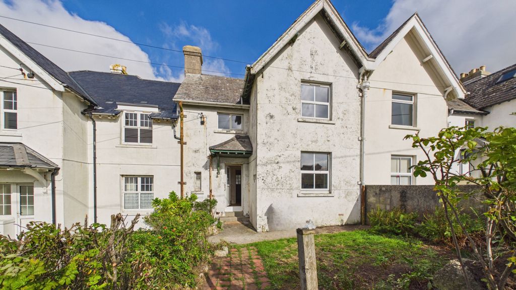 Property photo 1 of 13 3 Bedroom Mid Terraced House For Sale