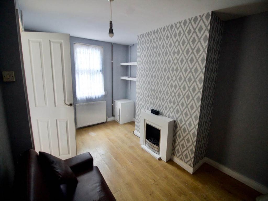 Property photo 3 of 6 Lounge