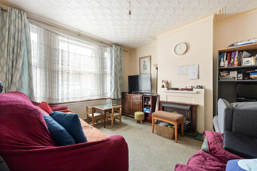 Property photo 2 of 19 Blyth Road, E17