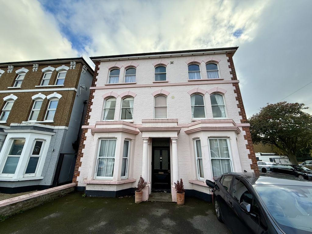 Property photo 3 of 8 St Peters Roaf