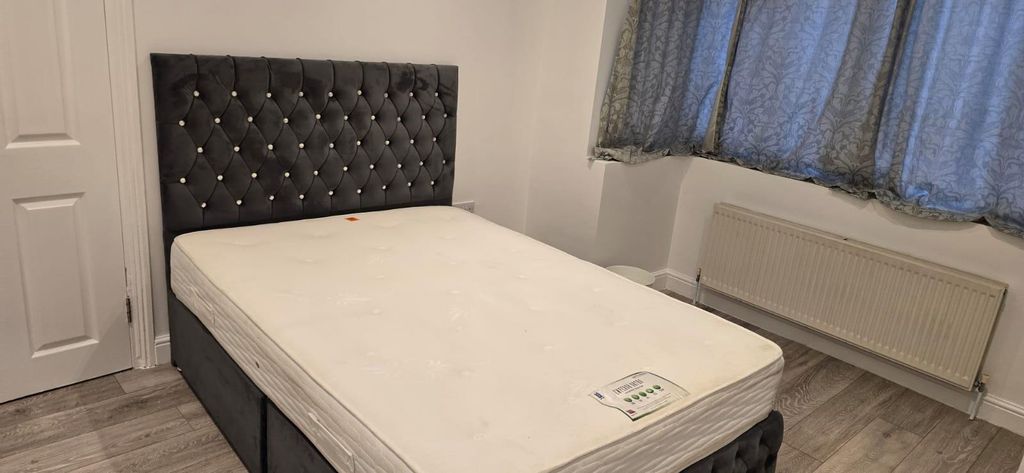 Property photo 1 of 6 Bedroom