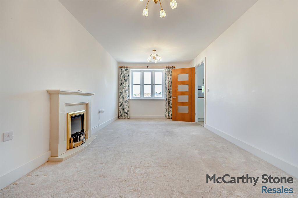 Property photo 2 of 14 8652557-Interior01-800.Jpg