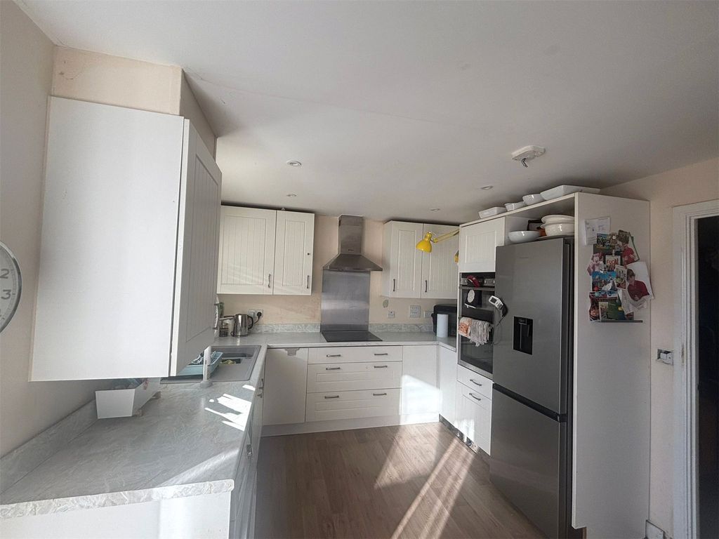 Property photo 3 of 18 Kitchen