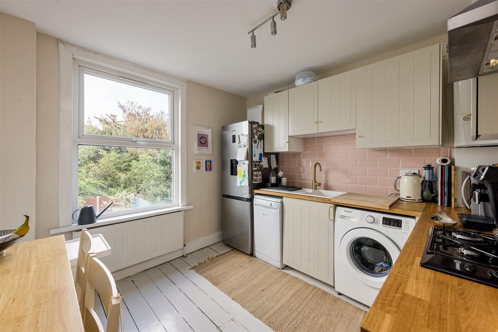 Property photo 3 of 19 Shernhall Street, E17