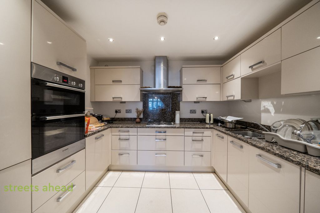 Property photo 2 of 17 69910E65-40d6-40F...