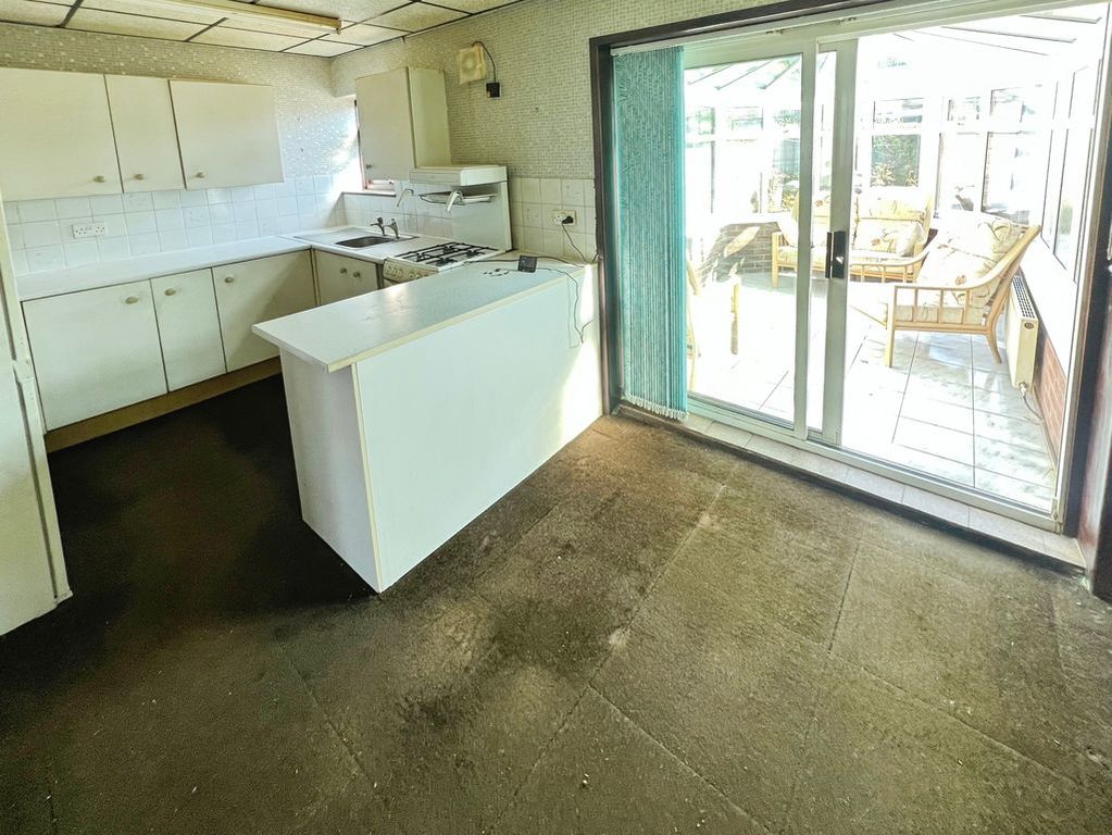 Property photo 3 of 12 Kitchen