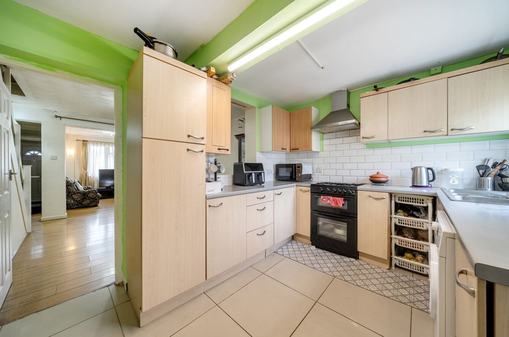 Property photo 3 of 17 1389002-7-693Fff2...