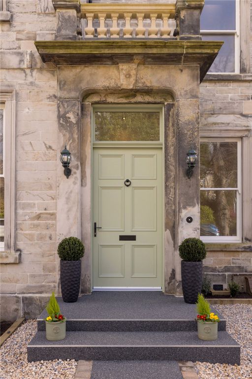 Property photo 3 of 44 5 Comley Park