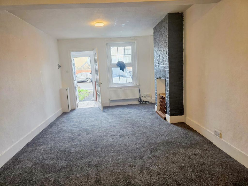 Property photo 1 of 8 2 Bed Semi-Detached House To Rent New Heston Road, Hounslow Tw5