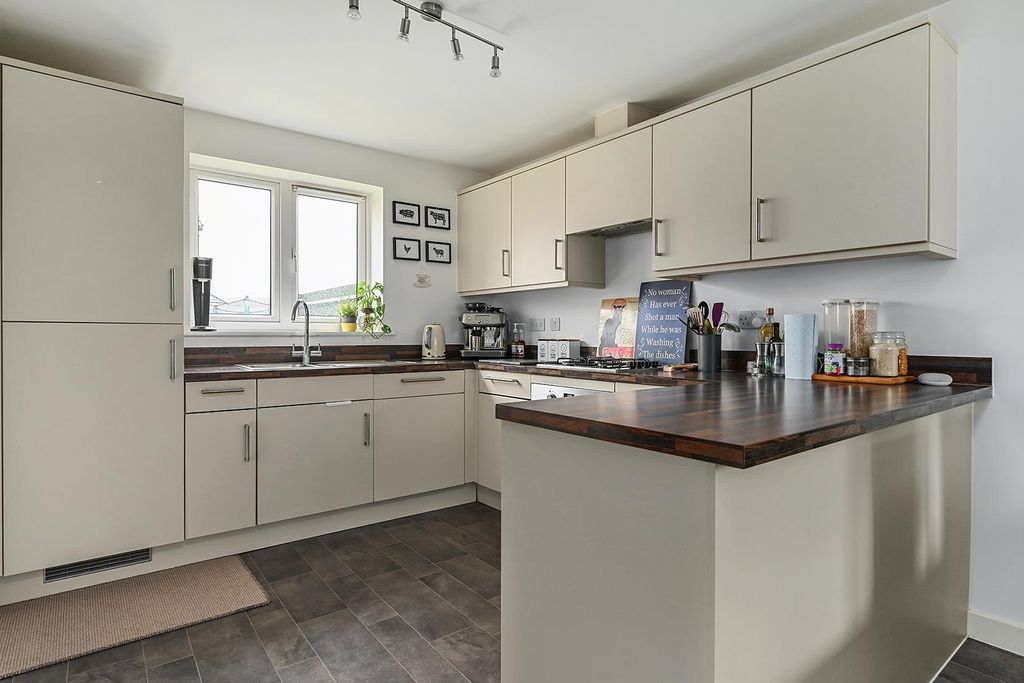 Property photo 3 of 11 Kitchen