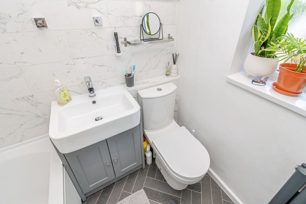 Property photo 3 of 19 Bathroom