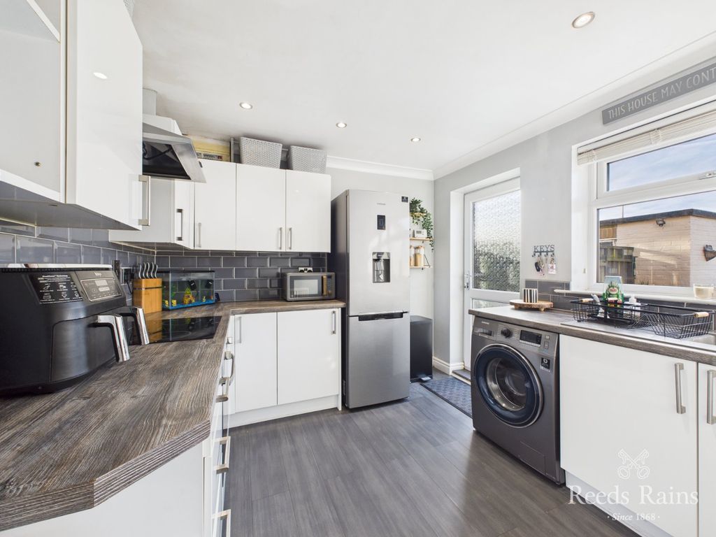 Property photo 3 of 27 Kitchen