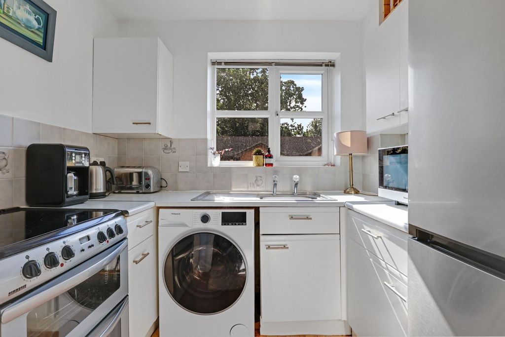 Property photo 3 of 15 01-6499Jhpropworld - 22 Tarragon Grove - 10-Medium