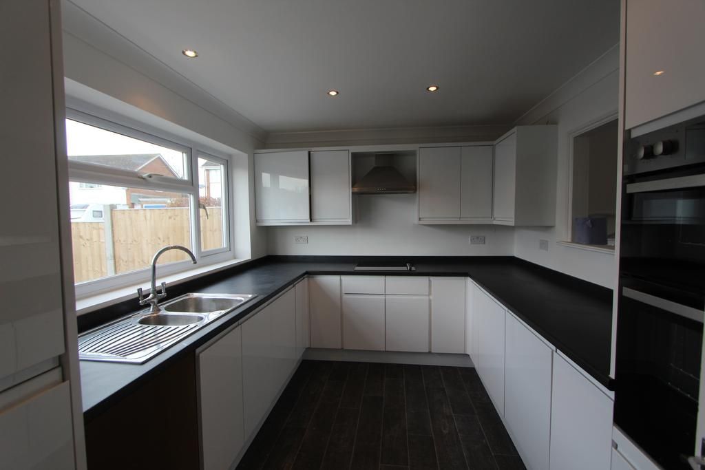 Property photo 2 of 8 Kitchen