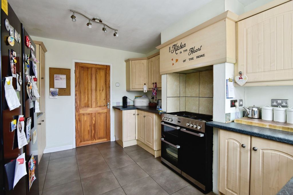 Property photo 3 of 21 Fitted Kitchen