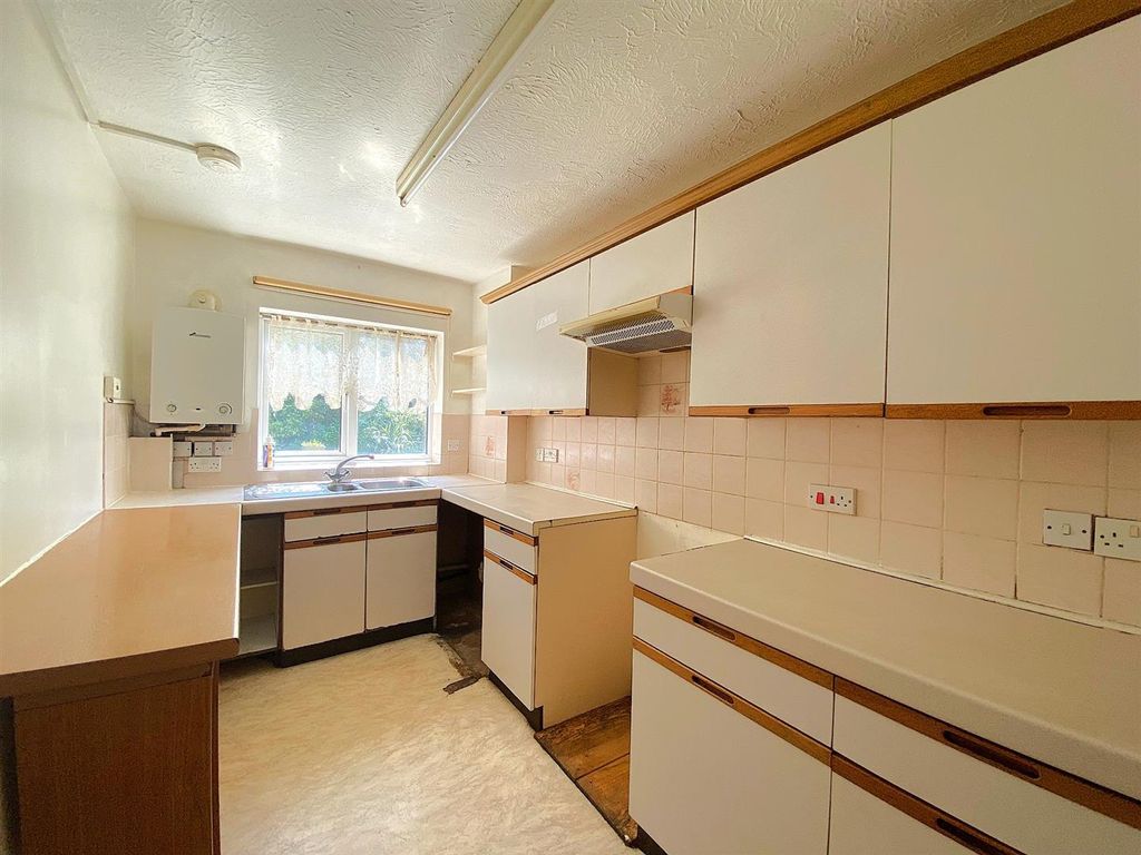 Property photo 3 of 10 29 Charters Towers - Kitchen.Jpg
