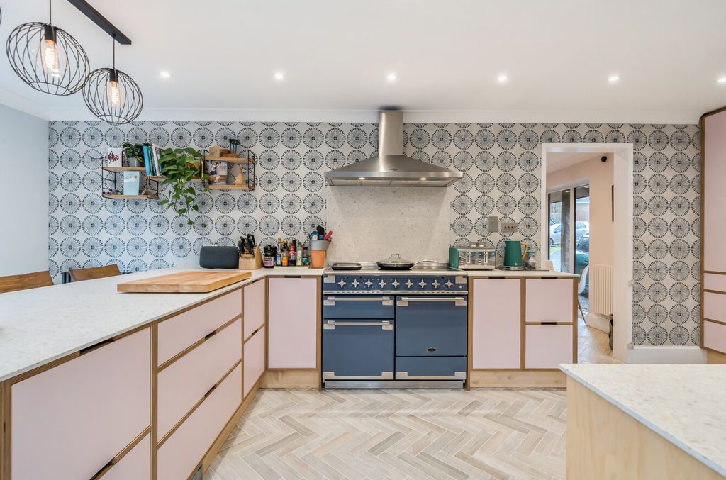 Property photo 3 of 26 1387259-10-693867...