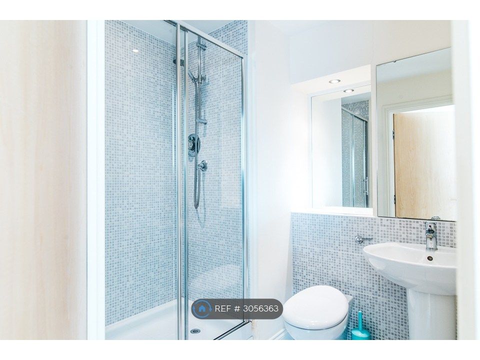 Property photo 3 of 7 En-Suite Shower Room