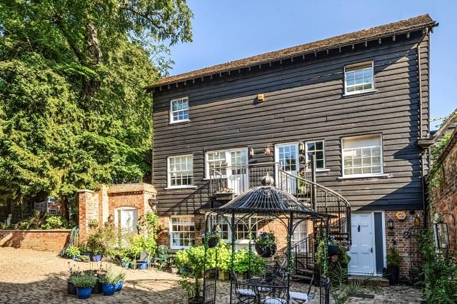 Property photo 1 of 18 External View