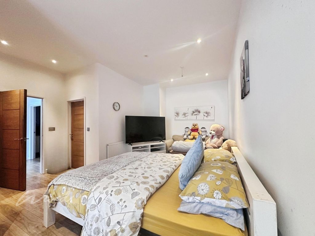 Property photo 3 of 6 2 The Knot Bedroo...